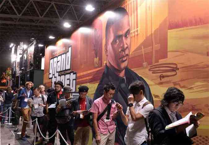 Visitantes fazem fila em feira de games para jogar o esperado 'Grand Theft Auto V'(foto: AFP PHOTO / YOSHIKAZU TSUNO )