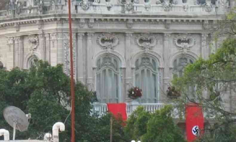 Bandeiras com susticas foram expostas no Palcio das Laranjeiras(foto: Reproduo de Internet)