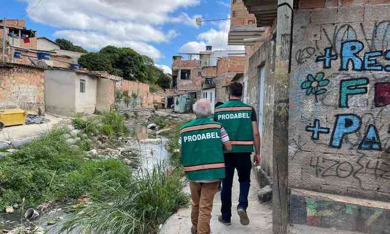 Funcionrios da Prodabel, chegando a Vila do ndio na Regio de Venda Nova para analisar o local do telecentro(foto: Marcelo Queiroz/Divulgao)