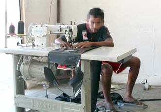 Como aprendiz de capoteiro em uma oficina, o menino de 14 anos estuda pela manh e trabalha  tarde(foto: APARCIO MANSUR/ESP. EM/D.A PRESS)