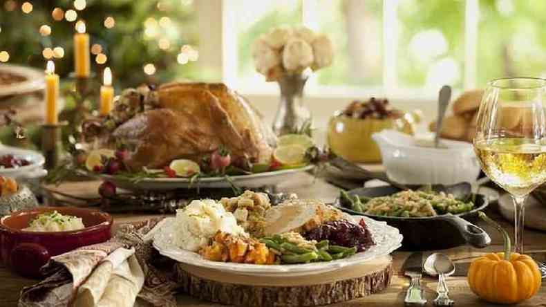 Mesa com pratos típicos de Natal