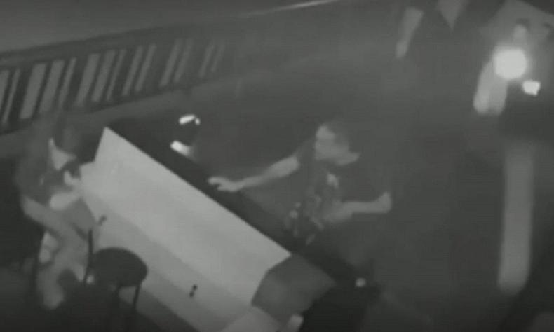 Imagem de cmera de segurana que mostra atirador abrindo fogo contra pessoas na porta da boate
