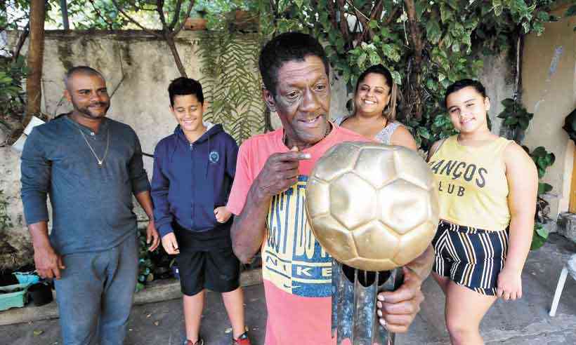 Crianças brincam de jogar bola Foto: Valter Campanato