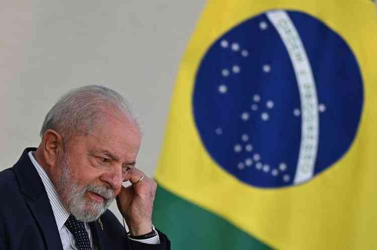 Presidente Lula e bandeira do Brasil
