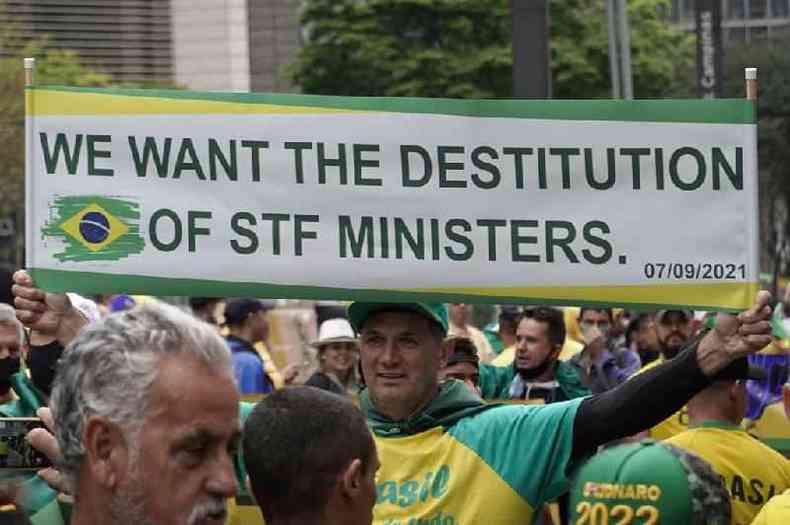 Num cartaz em ingls, manifestante pede a destituio dos ministros do STF no protesto em So Paulo