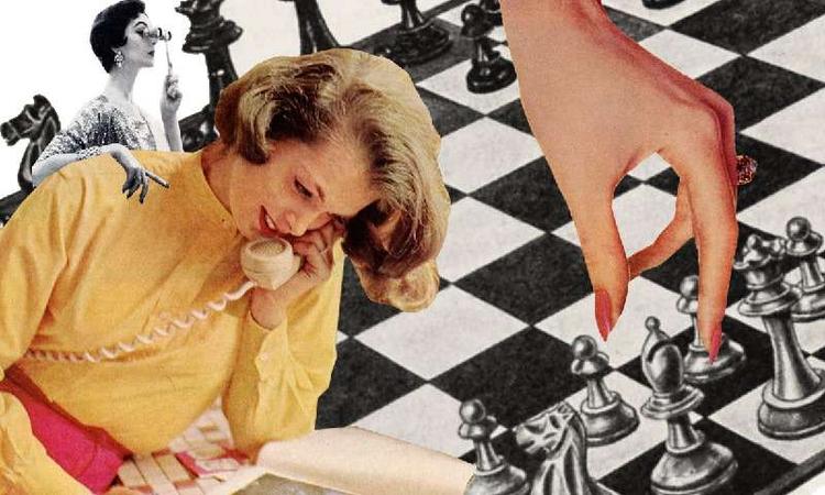 Uma mulher ao telefone com ilustrao de tabuleiro de xadrez ao fundo