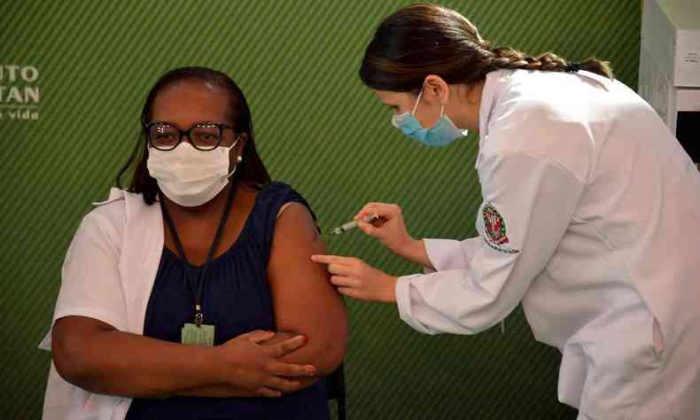 Nesta foto de arquivo tirada em 17 de janeiro de 2021 a enfermeira Monica Calazans  inoculada com a vacina CoronaVac Sinovac Biotech contra o coronavrus COVID-19 no hospital de Clnicas de So Paulo, Brasil