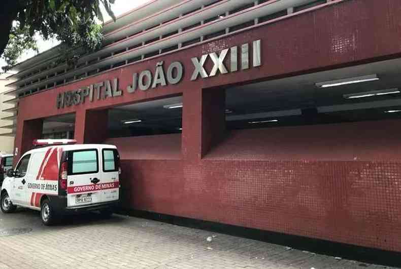 Fachada do Hospital Joo XXIII com uma ambulncia