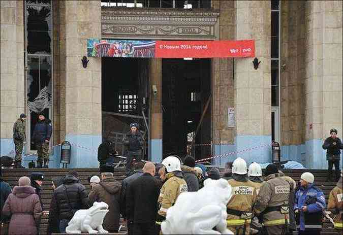 Bombeiros e seguranas russos inspecionam os destroos depois da detonao da bomba na estao de trem que foi alvo do atentado (foto: STRINGER/AFP)