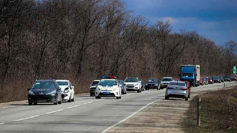 Comboio de carros com pessoas que fogem de Mariupol chega na cidade de Zaporizhzhia