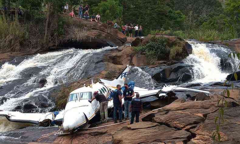 Avião caído em cachoeira