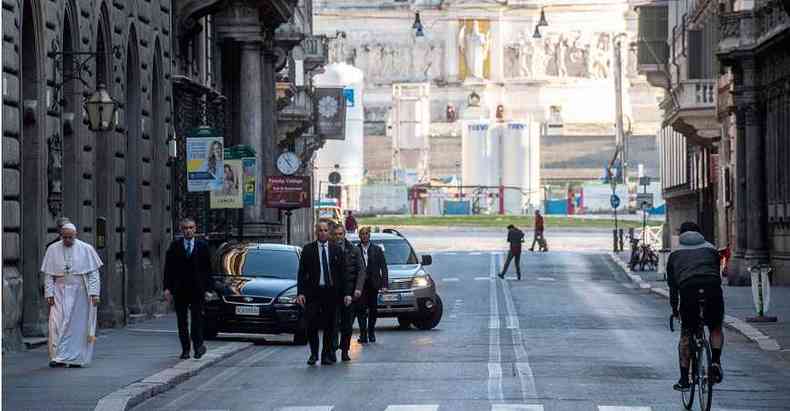 O papa Francisco caminha pela Via del Corso, em Roma, no domingo. O pontfice argentino foi rezar na baslica Santa Maria Maior e na igreja de So Marcelo al Corso (foto: VATICAN MEDIA/AFP)