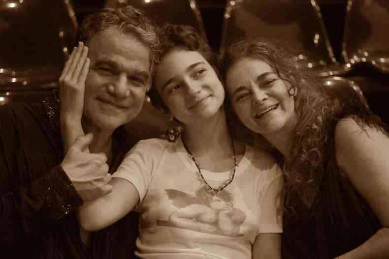 Brbara Luz com seus pais, Ins Peixoto e Eduardo Moreira
