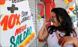 A operadora de caixa Maria Adilma optou por juntar dinheiro em um cofrinho para fazer compras  vista(foto: Beto Novaes/EM/DA Press)