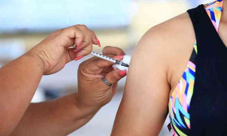 Pouso Alegre prev vacinao da populao adulta com a primeira dose at quinta-feira