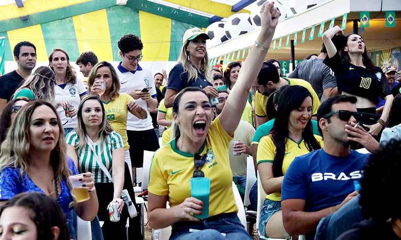 torcedores do brasil assitem ao jogo do brasil contra a servia no parque da copa no palcio das mangabeiras