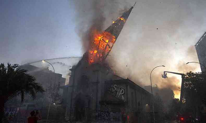 Momento da queda da torre da igreja(foto: CLAUDIO REYES / AFP )