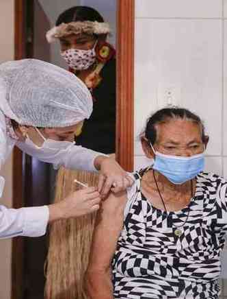 Dona Flora  a membro mais idosa da tribo e tambm foi vacinada(foto: Ascom/divulgao)