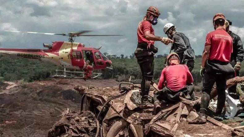 Bombeiros em buscas em Brumadinho