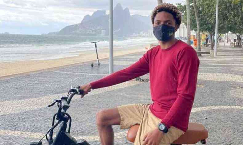 Matheus Ribeiro publicou uma foto nas redes sociais com sua bicicleta eltrica e relatando o caso de racismo que sofreu(foto: Reproduo/Redes sociais)