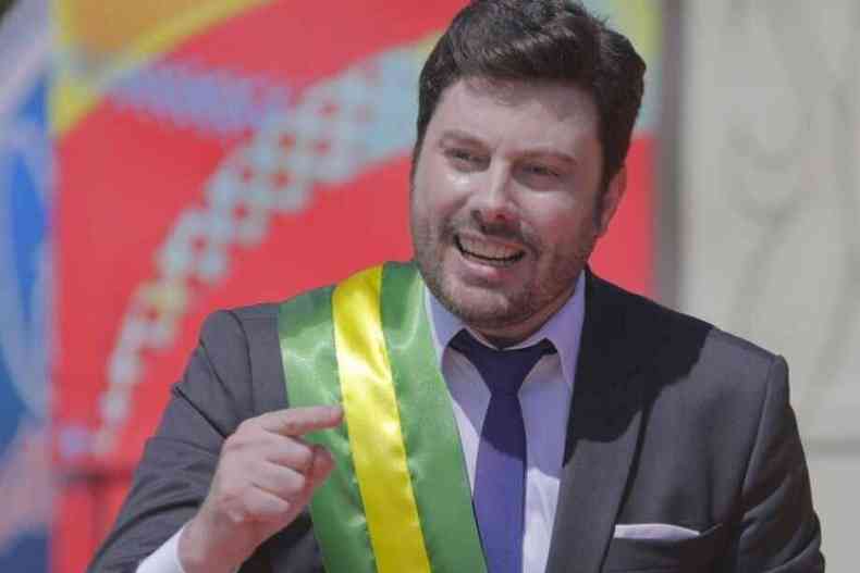 Danilo Gentili usa faixa presidencial 