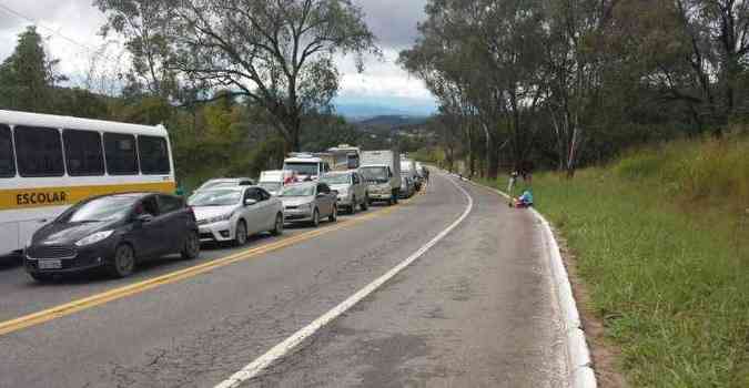 Trnsito lento na BR-381 na sada de Belo Horizonte para o Esprito Santo(foto: Flavio Gerson Fernandes de Oliveira)