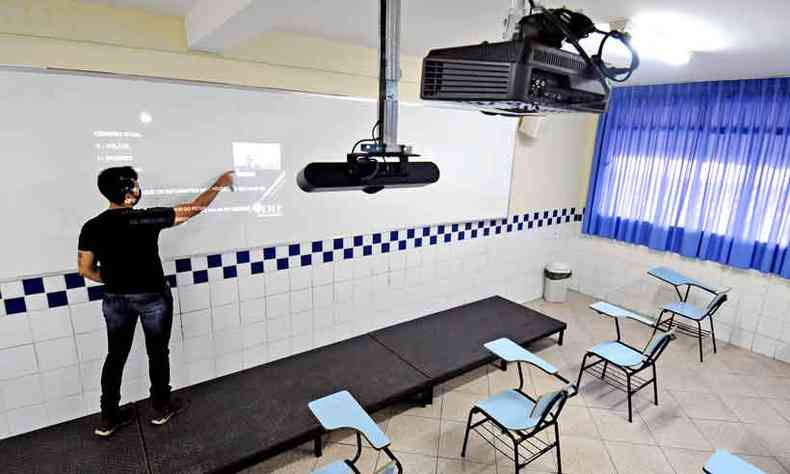 Equipamentos de audiovisual em escolas como o Instituto Manoel Pinheiro sero aliados em caso de eventual revezamento(foto: LEANDRO COURI/EM/D.A PRESS)
