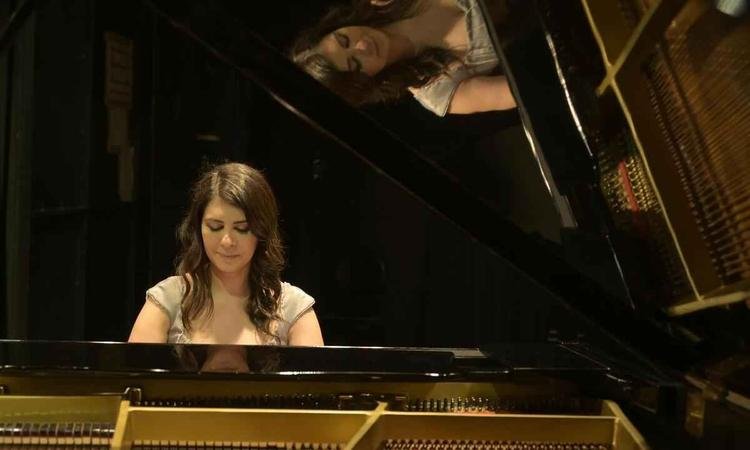 Renata Cicarini toca piano