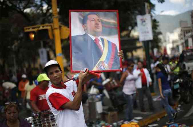 Venezuelanos que apoiam Chvez tm ido s ruas em sinal de apoio(foto: REUTERS/Jorge Silva)