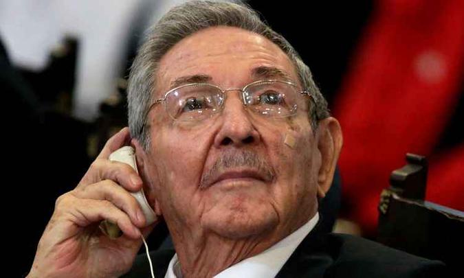 Em 2013, Raúl Castro acabou com meio século de restrições dos cubanos para viajar ao exterior(foto: Enrique de La Osa/AFP) Em 2013, Raúl Castro acabou com meio século de restrições dos cubanos para viajar ao exterior(foto: Enrique de La Osa/AFP)