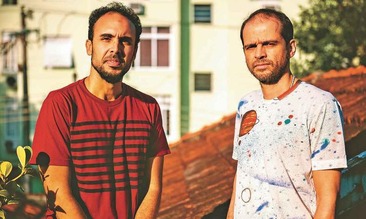 Moreno Veloso e Bem Gil, de p, lado a lado, posam para foto
