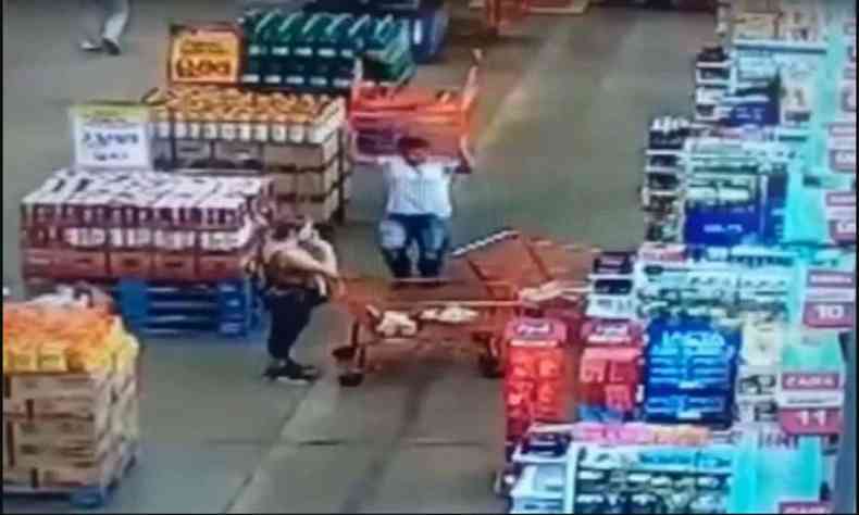 Imagem de cmeras de segurana que flagraram a agresso com o carrinho de supermercado