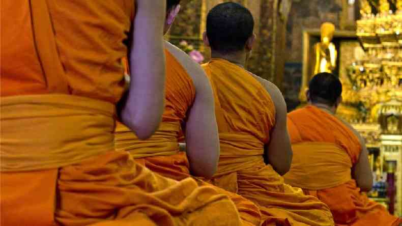 Monges budistas rezando