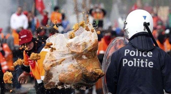 Manifestantes entram em confronto com a pol�cia na capital da B�lgica na primeira 