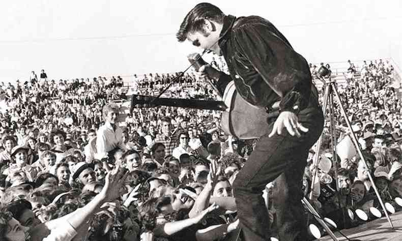 Elvis Presley dana no palco em show realizado na cidade americana de Tupelo, em 1956