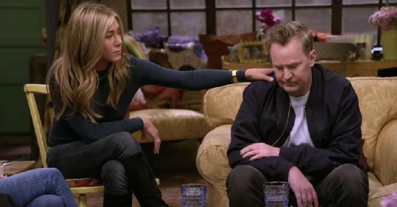 Jennifer Aniston (Rachel) consola Matthew Perry (Chandler)(foto: HBO Max) Jennifer Aniston (Rachel) consola Matthew Perry (Chandler)(foto: HBO Max)