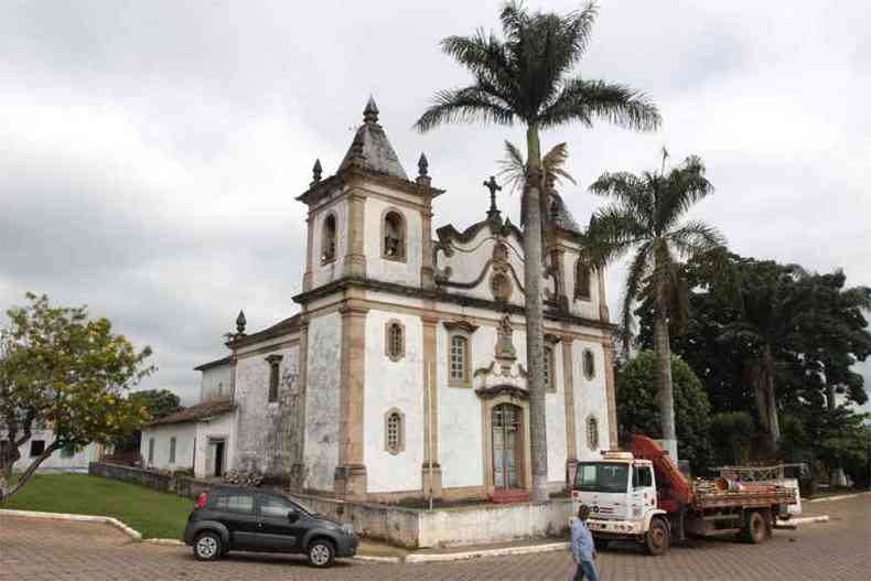 Espcimes em frente da igreja do distrito de Ouro Preto, ameaam monumento do sculo 18, que  o carto-postal para os moradores(foto: Jair Amaral/EM/DA Press - 1/2/19)
