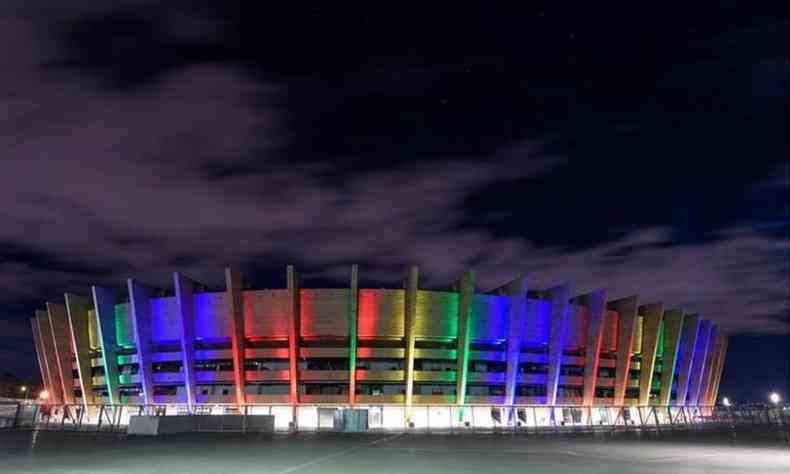 Mineiro, importante smbolo de Belo Horizonte, com as cores da bandeira LGBT
