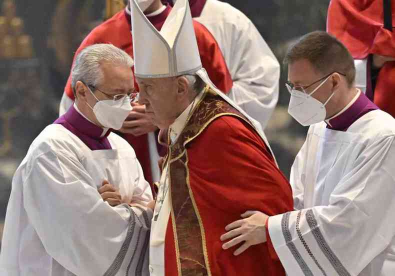 Papa amparado por assessores do Vaticano