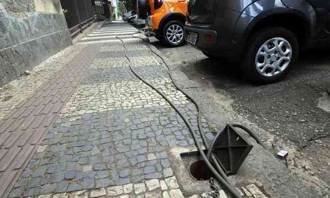 Lavadores de carro ligam mangueira em rede da Copasa na Avenida do Contorno, um problema que se repete na Rua Piau (detalhe)(foto: BETO MAGALHES/EM/D.A PRESS)