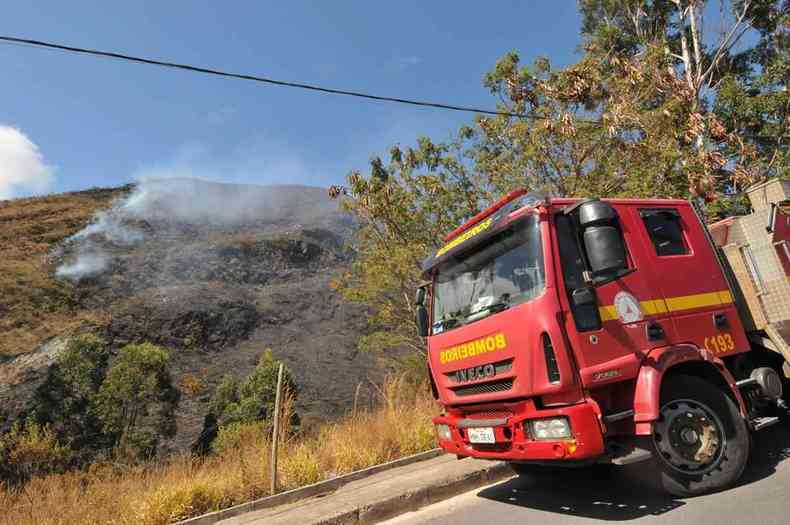 Caminho pipa caminho dos bombeiros viatura Incndio em rea ngreme da Mata do Cercadinho ameaa rea da Copasa bombeiros combate chamas fogo serra do curral Buritis