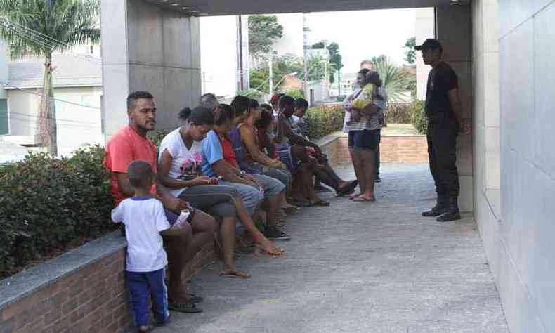 Moradores do Bairro Pinheiros, em Itatiaiuu, aguardam em frente a hotel(foto: Edsio Ferreira/EM/ D.A. Press)