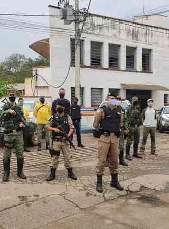 Estiveram na ao a Polcia Militar, Guarda Municipal de Rio Acima, Polcia Militar Ambiental e equipe do ICMBio (foto: Foto: Divulgao/arquivo pessoal)