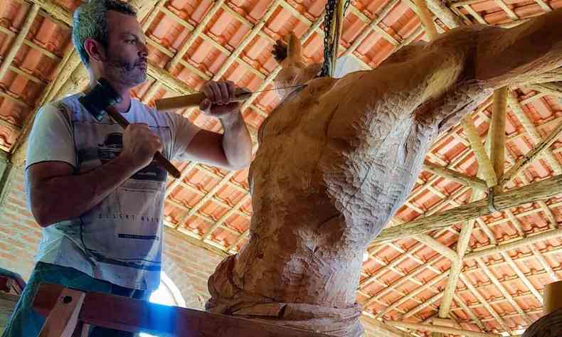 O artista trabalhando na imagem de Cristo de trs metros de altura 