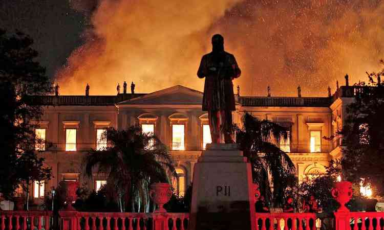 Chamas destroem o prédio do Museu Nacional, no Rio de Janeiro, em 2018
