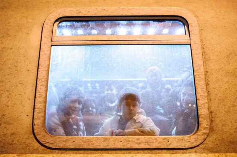 Mais de 383 mil refugiados entraram na Hungria este ano, a maioria com destino  Alemanha e outros pases da Europa Ocidental(foto: AFP PHOTO / RENE GOMOLJ )