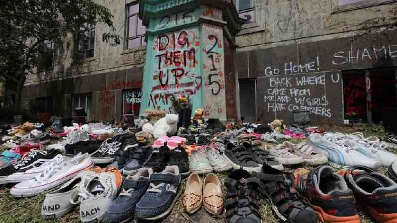 Alguns canadenses colocaram sapatos de crianas em recordao aos pequenos que morreram em escola no passado(foto: Reuters)