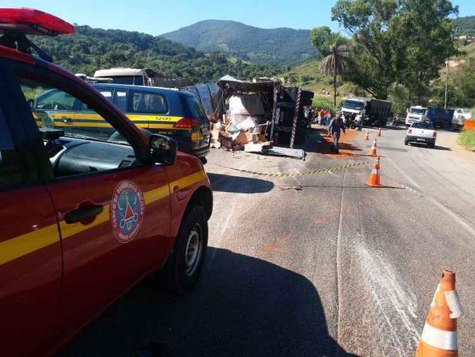Carreta tombada paralisa trânsito na BR-381, em Caeté(foto: Bombeiros/Divulgação) Carreta tombada paralisa trânsito na BR-381, em Caeté(foto: Bombeiros/Divulgação)