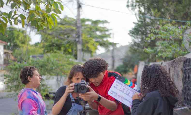 Estudantes em aula de filmagem na rua 