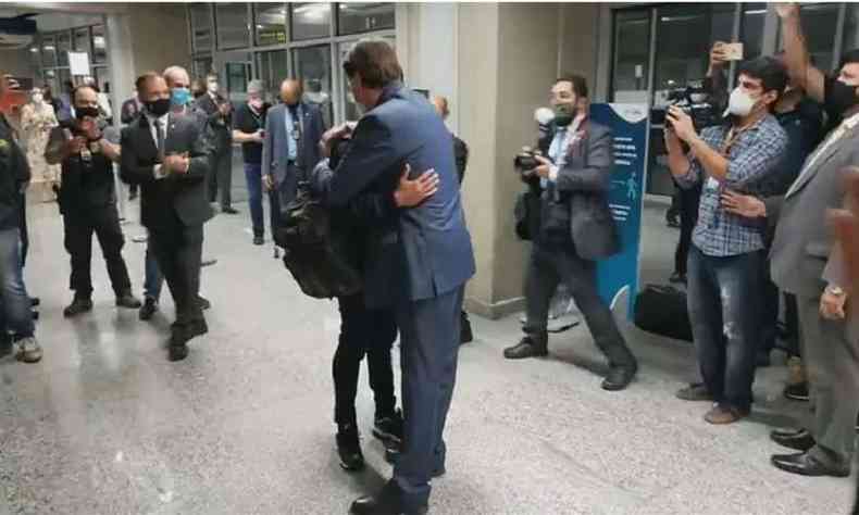 Jair Bolsonaro recebeu Robson com abraço no aeroporto de Brasília(foto: Reprodução/CNN)